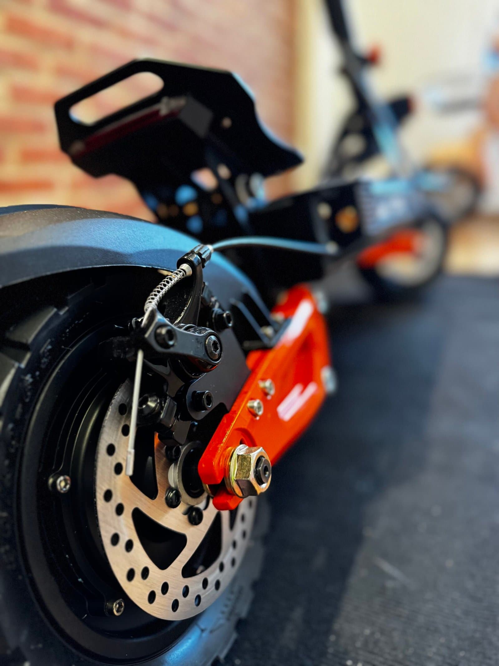 E-Scooter Zynetic Magma vista lateral del monopatín insignia