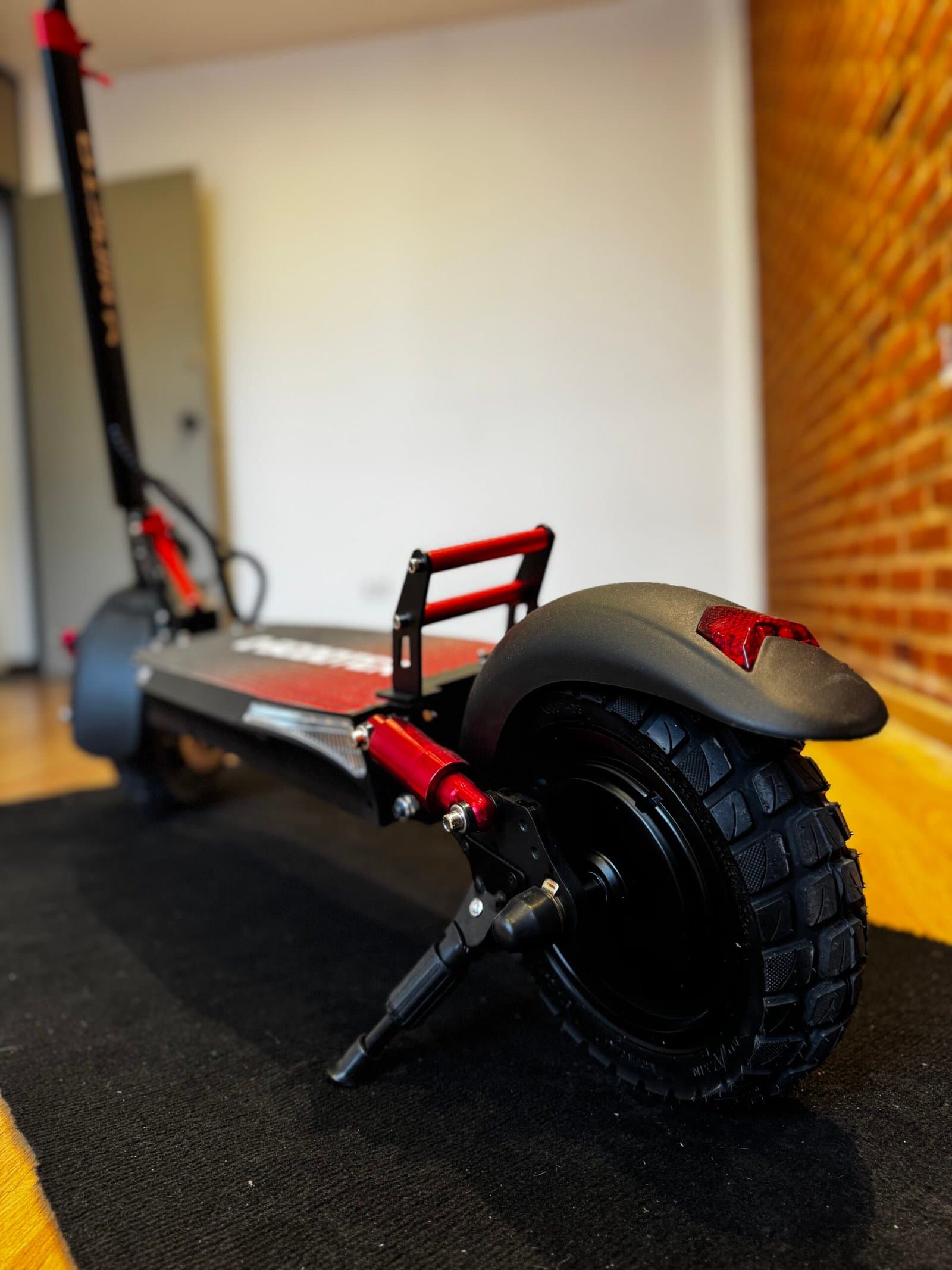 E-Scooter Zynetic Fire Mincto con doble suspensión, vista lateral