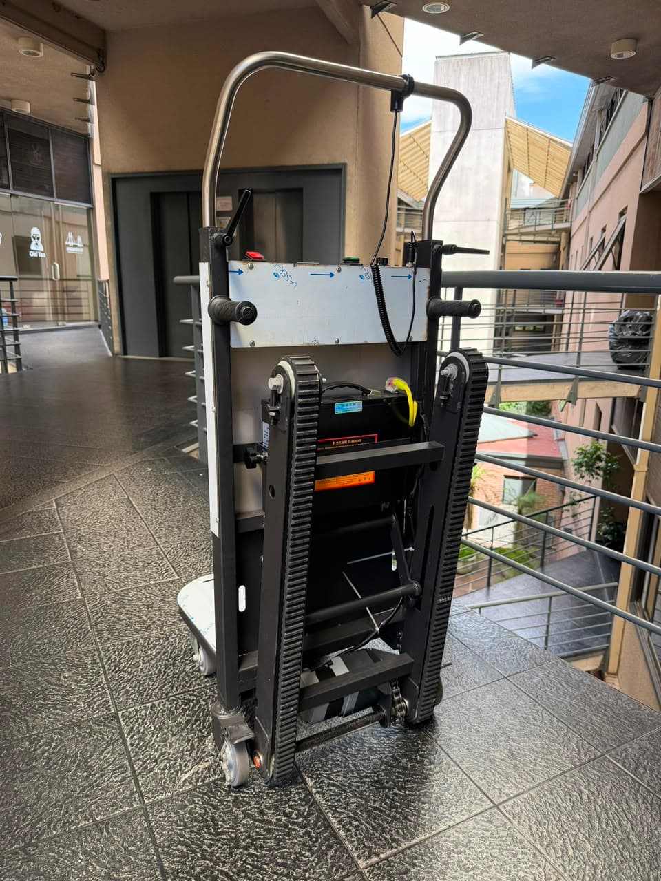 Zynetic Climber 300 vista posterior con orugas motorizadas