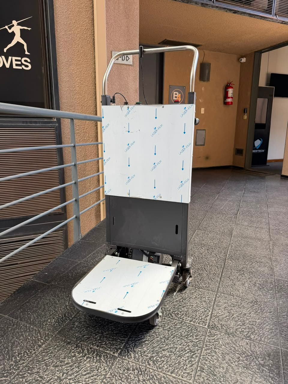 Zynetic Climber 300 vista frontal con plataforma desplegada