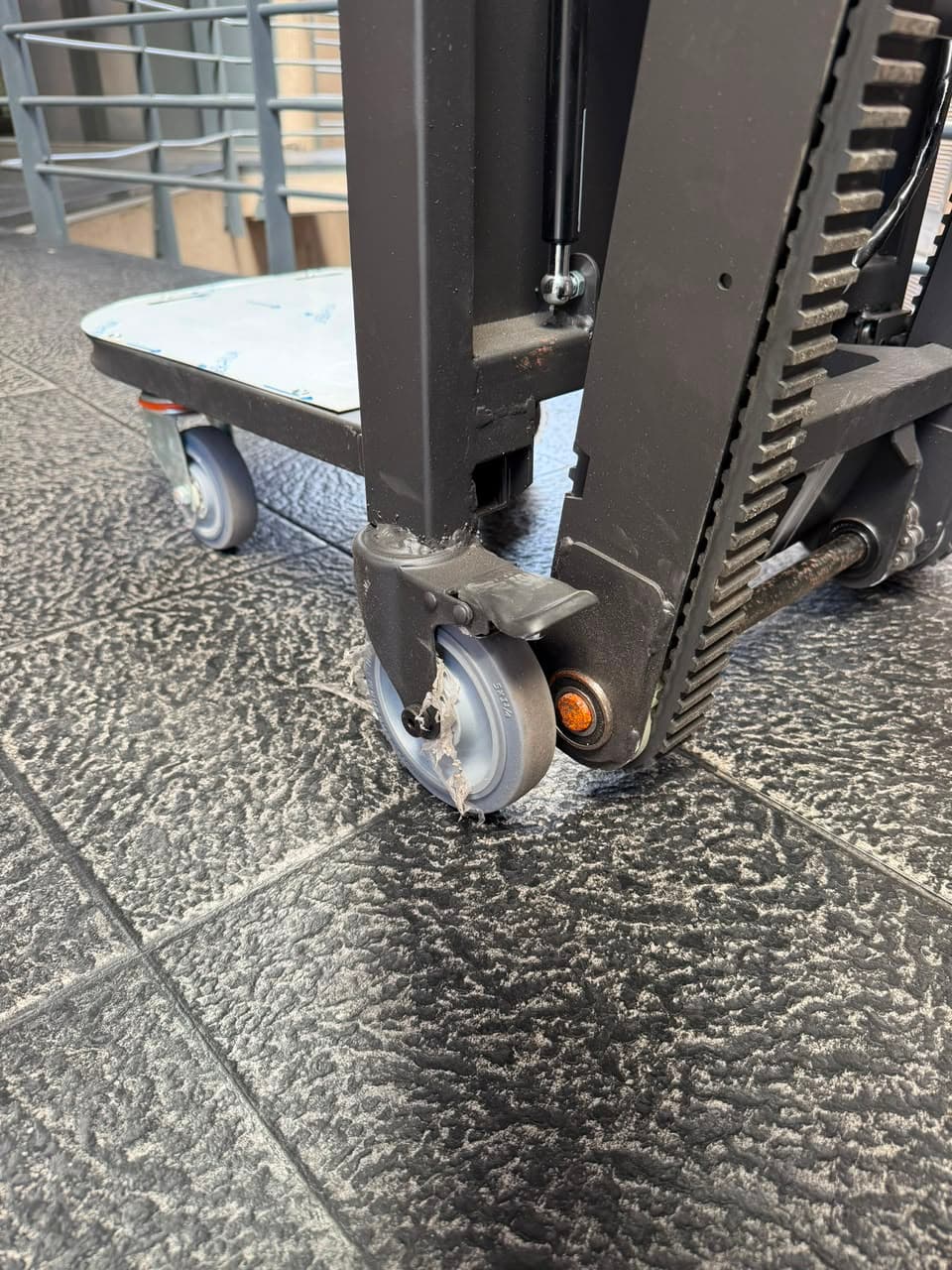 Zynetic Climber 300 manillar y controles en detalle
