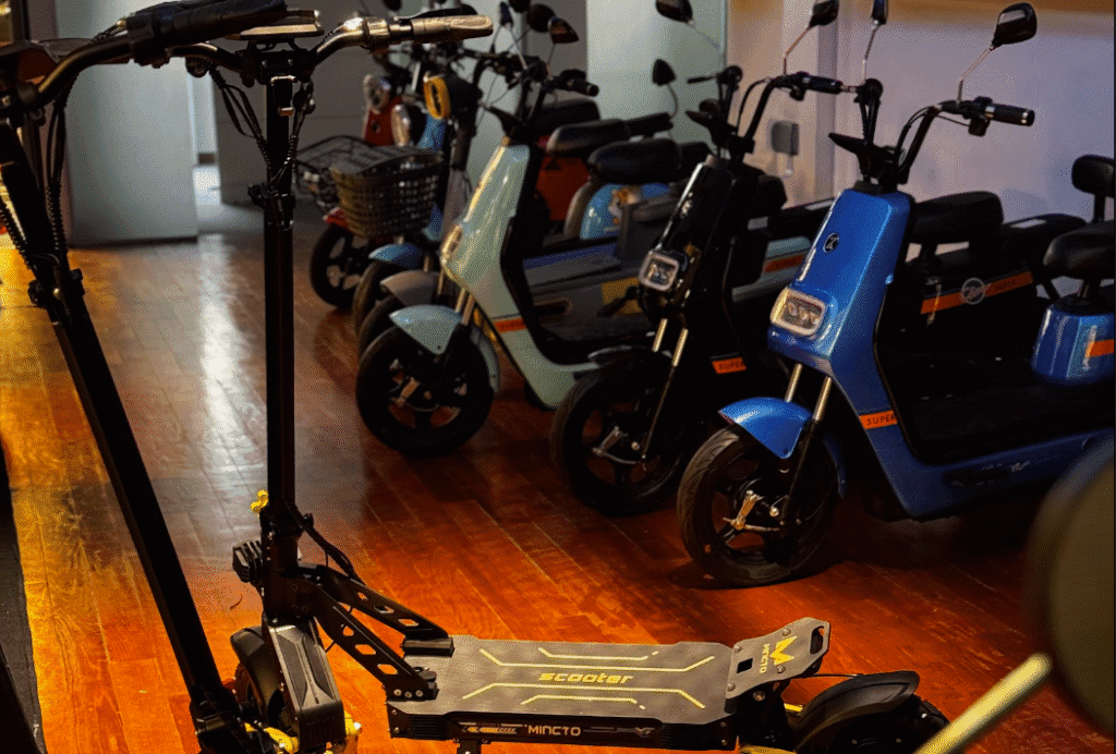 Interior del Showroom ByteCity en Puerto Madero con bicicletas y monopatines eléctricos Zynetic en exhibición